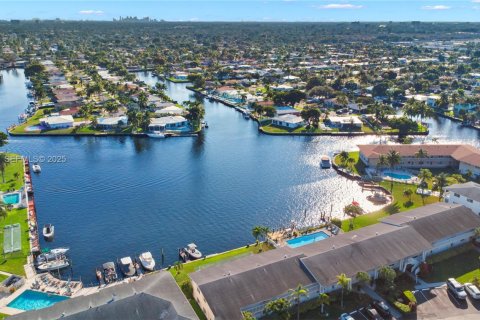 Condo in Pompano Beach, Florida, 2 bedrooms № 1993987 - photo 26