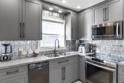 Condo in Pompano Beach, Florida, 2 bedrooms № 1993987 - photo 2