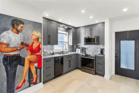 Condo in Pompano Beach, Florida, 2 bedrooms № 1993987 - photo 1