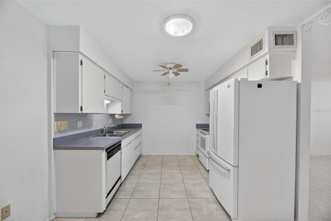 Condo in Sun City Center, Florida, 3 bedrooms  № 1915522 - photo 10