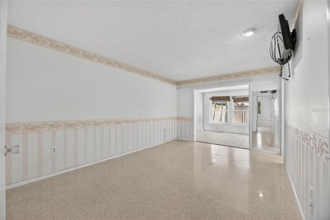 Condo in Sun City Center, Florida, 3 bedrooms  № 1915522 - photo 30