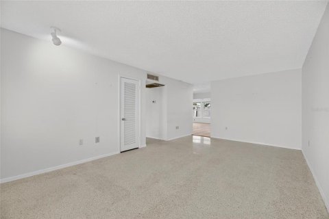 Condo in Sun City Center, Florida, 3 bedrooms  № 1915522 - photo 27
