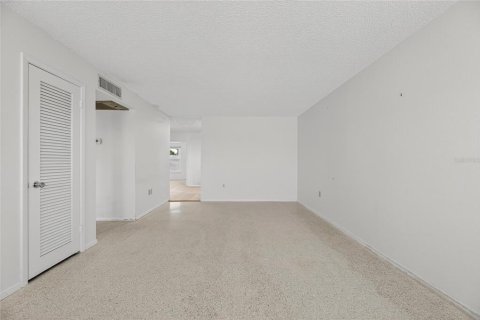 Condo in Sun City Center, Florida, 3 bedrooms  № 1915522 - photo 24