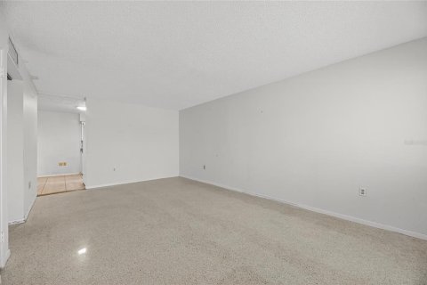 Condo in Sun City Center, Florida, 3 bedrooms  № 1915522 - photo 22