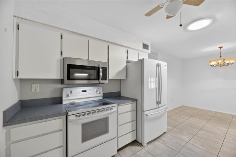 Condo in Sun City Center, Florida, 3 bedrooms  № 1915522 - photo 8