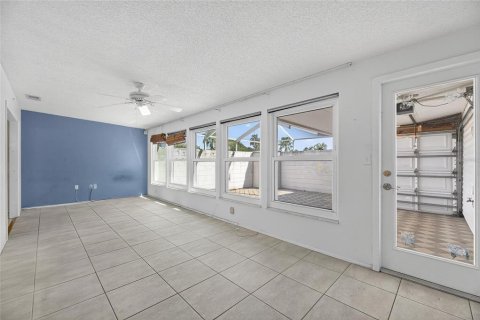 Condo in Sun City Center, Florida, 3 bedrooms  № 1915522 - photo 16