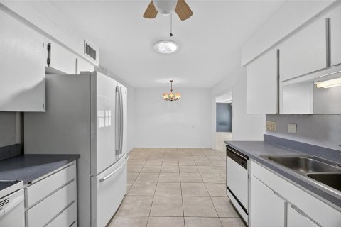 Condo in Sun City Center, Florida, 3 bedrooms  № 1915522 - photo 9