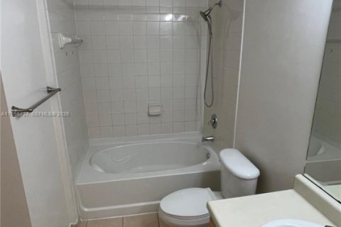Condominio en venta en South Miami, Florida, 1 dormitorio, 66.89 m2 № 2190500 - foto 13