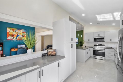 Casa en venta en Miami Gardens, Florida, 3 dormitorios, 157.19 m2 № 2066136 - foto 13