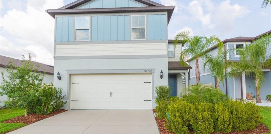 House in Land O' Lakes, Florida 5 bedrooms, 242.94 sq.m. № 1597693