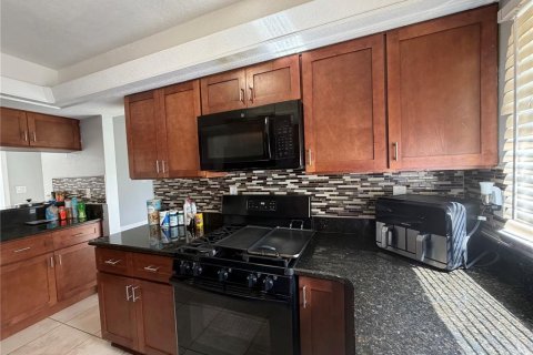 Townhouse in Haines City, Florida 2 bedrooms, 186.27 sq.m. № 2197035 - photo 8