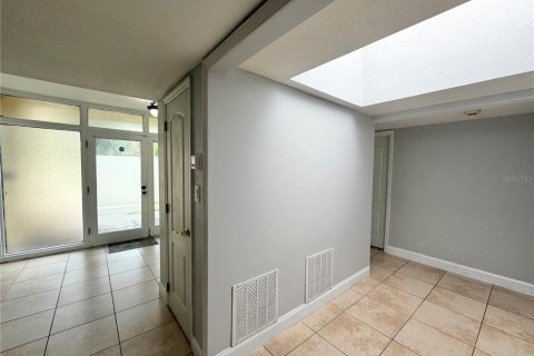 Townhouse in Haines City, Florida 2 bedrooms, 186.27 sq.m. № 2197035 - photo 5