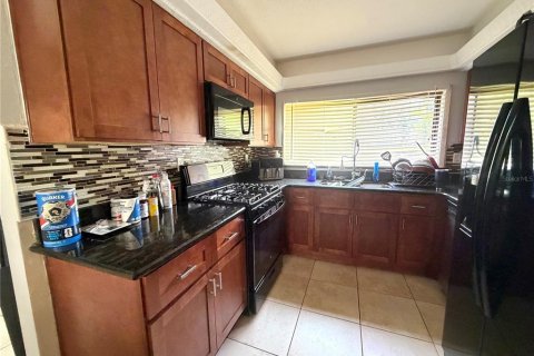 Townhouse in Haines City, Florida 2 bedrooms, 186.27 sq.m. № 2197035 - photo 7