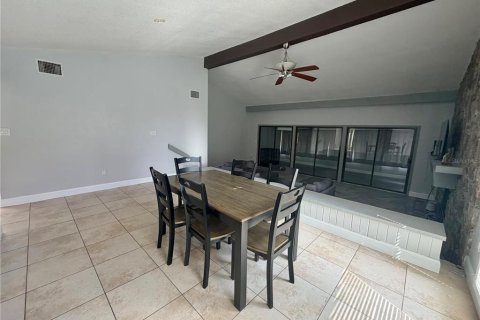 Townhouse in Haines City, Florida 2 bedrooms, 186.27 sq.m. № 2197035 - photo 11