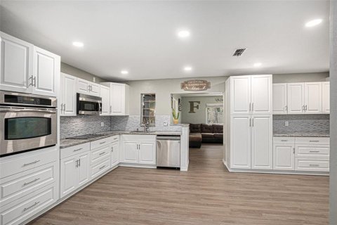 Casa en venta en New Port Richey, Florida, 4 dormitorios, 161.84 m2 № 1806803 - foto 13