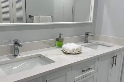 Condominio en alquiler en Lauderdale-by-the-Sea, Florida, 1 dormitorio, 78.97 m2 № 2152562 - foto 10