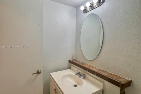 Townhouse in Margate, Florida 2 bedrooms, 117.89 sq.m. № 2008849 - photo 13