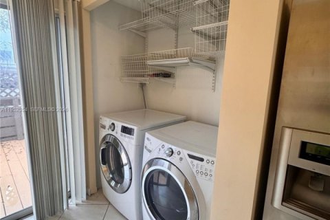 Townhouse in Margate, Florida 2 bedrooms, 117.89 sq.m. № 2008849 - photo 7