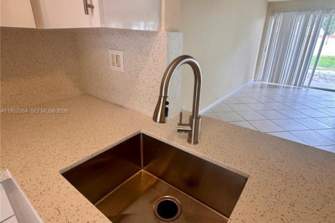 Townhouse in Margate, Florida 2 bedrooms, 117.89 sq.m. № 2008849 - photo 11