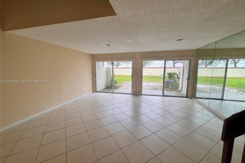 Townhouse in Margate, Florida 2 bedrooms, 117.89 sq.m. № 2008849 - photo 17