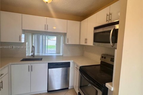 Townhouse in Margate, Florida 2 bedrooms, 117.89 sq.m. № 2008849 - photo 10