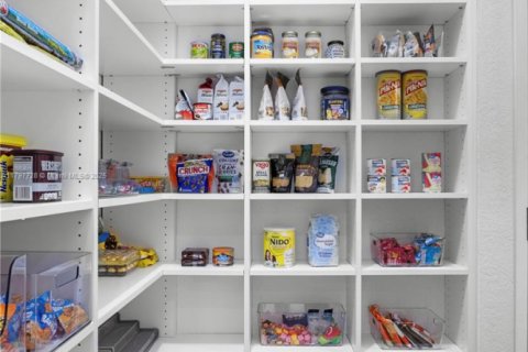 House in Weston, Florida 6 bedrooms, 446.21 sq.m. № 1686168 - photo 10