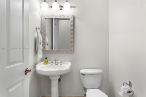 House in Weston, Florida 6 bedrooms, 446.21 sq.m. № 1686168 - photo 23