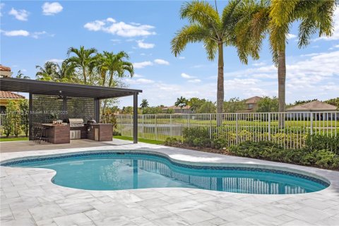 House in Weston, Florida 6 bedrooms, 446.21 sq.m. № 1686168 - photo 18