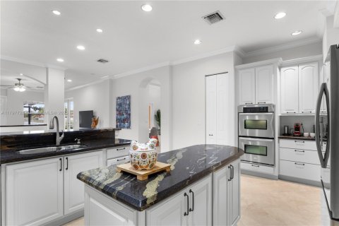 House in Weston, Florida 6 bedrooms, 446.21 sq.m. № 1686168 - photo 8