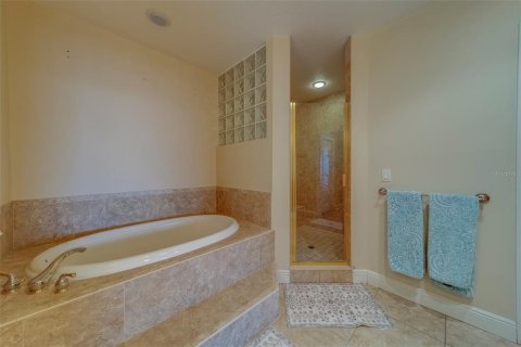 Condo in Redington Shores, Florida, 3 bedrooms  № 1657486 - photo 17
