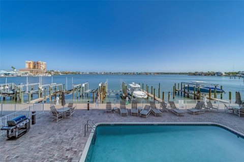 Condo in Redington Shores, Florida, 3 bedrooms  № 1657486 - photo 21