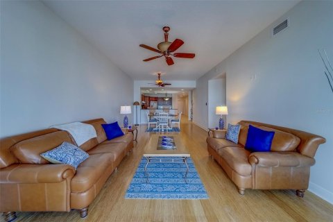 Condo in Redington Shores, Florida, 3 bedrooms  № 1657486 - photo 10