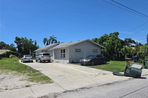 Commercial property in Bradenton, Florida 5 bedrooms, 143.07 sq.m. № 2351619