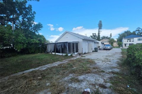 Immobilier commercial à vendre à Bradenton, Floride: 5 chambres, 143.07 m2 № 2351619 - photo 2
