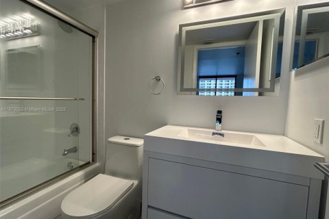 Condominio en alquiler en Miami, Florida, 1 dormitorio, 65.03 m2 № 1927481 - foto 3