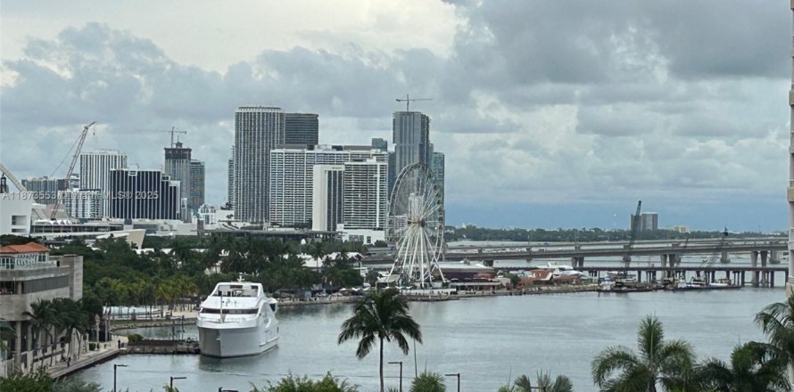 Condominio en Miami, Florida, 1 dormitorio № 1927481