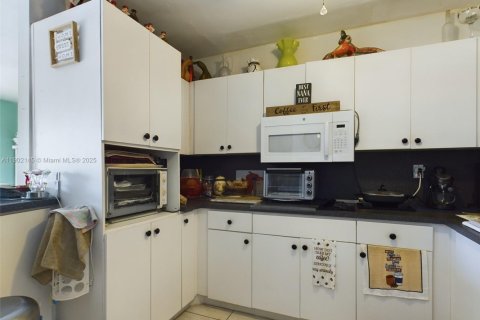 Купить виллу или дом в Майами-Гарденс, Флорида 4 спальни, 176.51м2, № 2154447 - фото 12