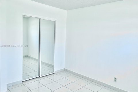 Condo in Hollywood, Florida, 2 bedrooms  № 1896386 - photo 24