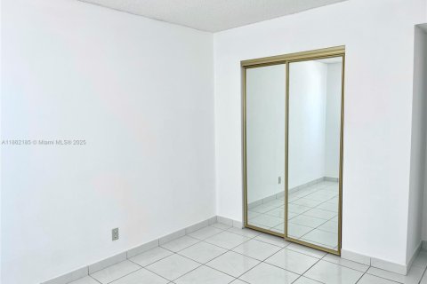 Condo in Hollywood, Florida, 2 bedrooms  № 1896386 - photo 30