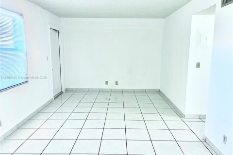 Condo in Hollywood, Florida, 2 bedrooms  № 1896386 - photo 16