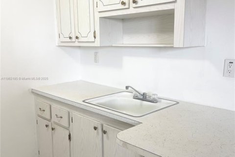 Condo in Hollywood, Florida, 2 bedrooms  № 1896386 - photo 25