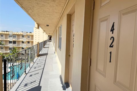 Condo in Hollywood, Florida, 2 bedrooms  № 1896386 - photo 8