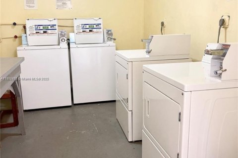 Condo in Hollywood, Florida, 2 bedrooms  № 1896386 - photo 22