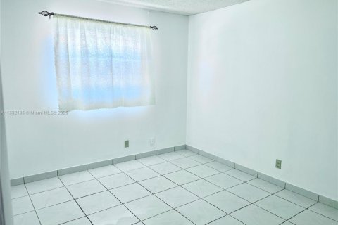 Condo in Hollywood, Florida, 2 bedrooms  № 1896386 - photo 7