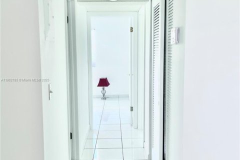 Condo in Hollywood, Florida, 2 bedrooms  № 1896386 - photo 13