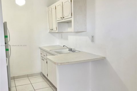 Condo in Hollywood, Florida, 2 bedrooms  № 1896386 - photo 2