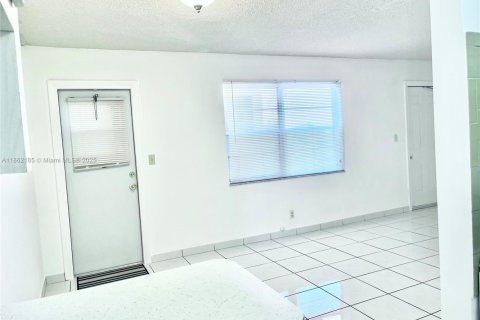 Condo in Hollywood, Florida, 2 bedrooms  № 1896386 - photo 15