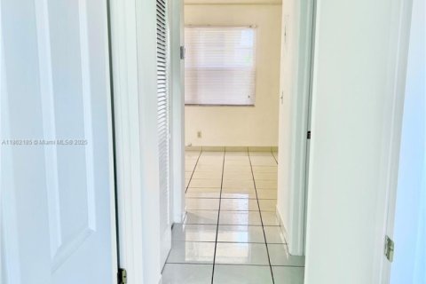 Condo in Hollywood, Florida, 2 bedrooms  № 1896386 - photo 20