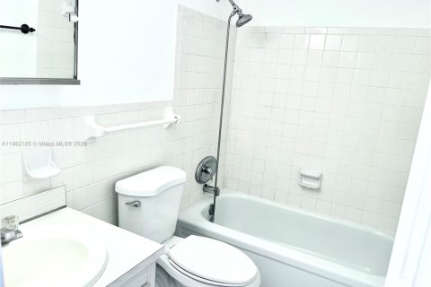 Condo in Hollywood, Florida, 2 bedrooms  № 1896386 - photo 10