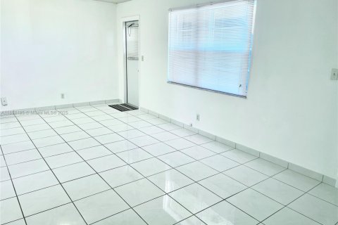 Condo in Hollywood, Florida, 2 bedrooms  № 1896386 - photo 18